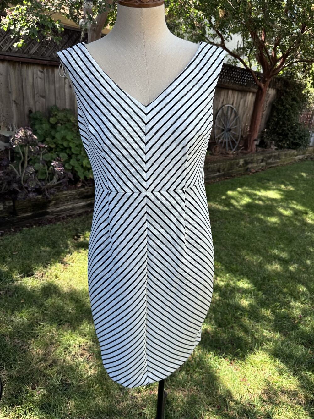 Adrianna Papell Womens 8P Petite Sheath Dress V-Neck Sleeveless Striped Knit
